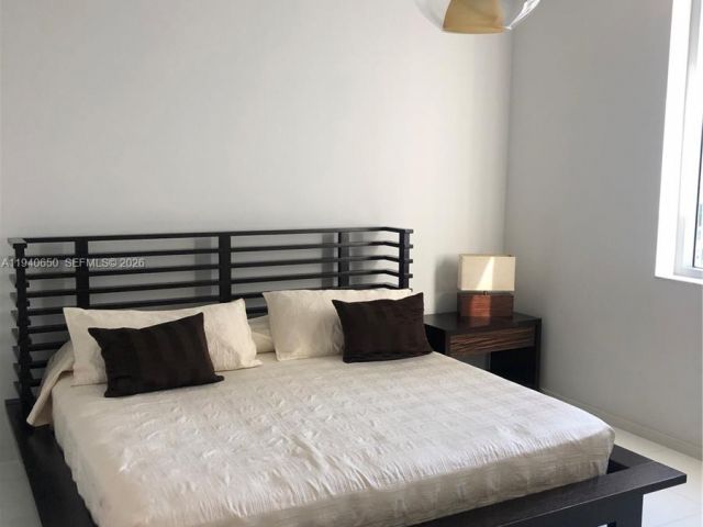 1-bedroom condo for rent in Miami - 1060 Brickell Ave 1915 - MondialRealty