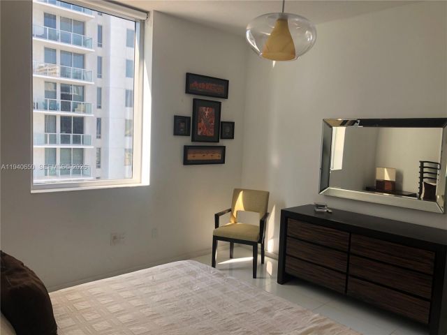 1-bedroom condo for rent in Miami - 1060 Brickell Ave 1915 - MondialRealty