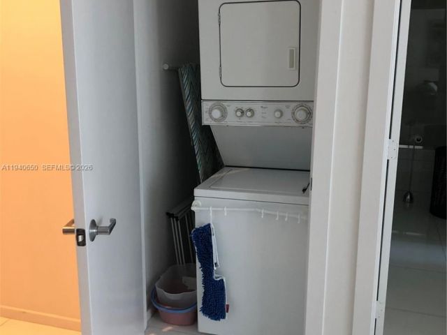 1-bedroom condo for rent in Miami - 1060 Brickell Ave 1915 - MondialRealty