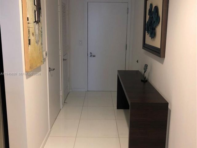 1-bedroom condo for rent in Miami - 1060 Brickell Ave 1915 - MondialRealty