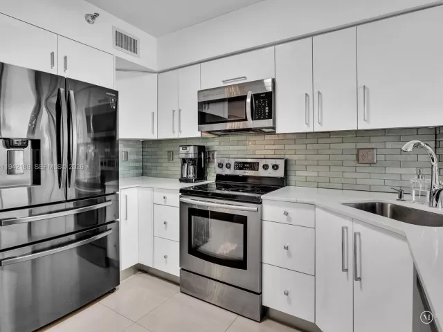 2-bedroom condo for sale in Aventura - 3530 Mystic Pointe Dr 2502 - MondialRealty