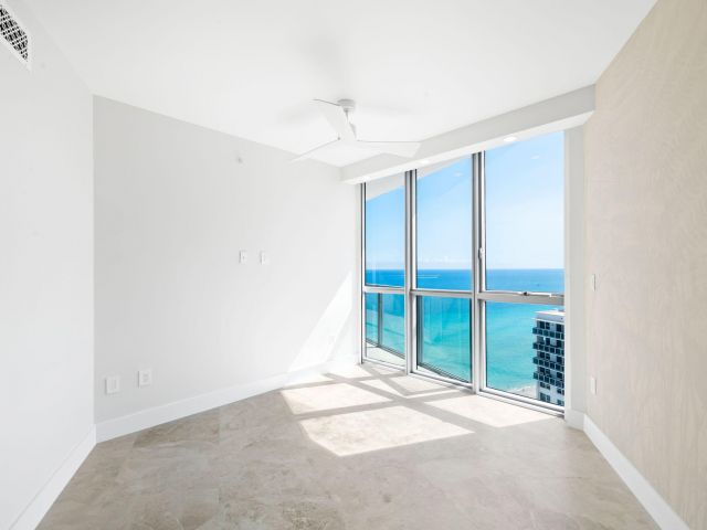 3-bedroom condo for sale in Hollywood - 3101 S Ocean Drive 1807 - MondialRealty