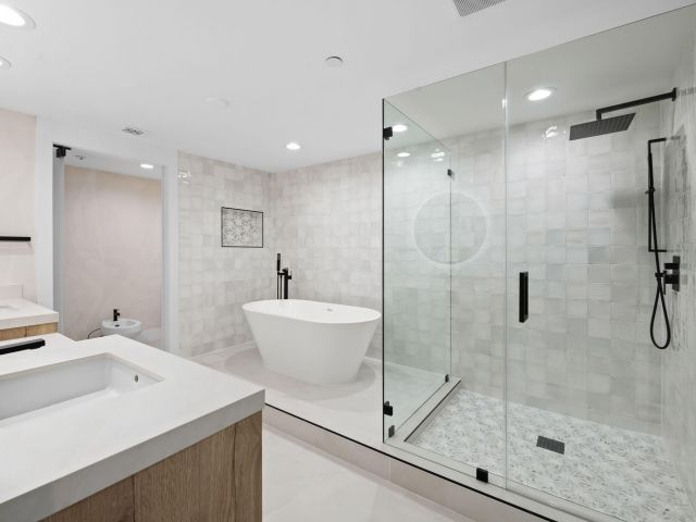 3-bedroom condo for sale in Hollywood - 3101 S Ocean Drive 1807 - MondialRealty
