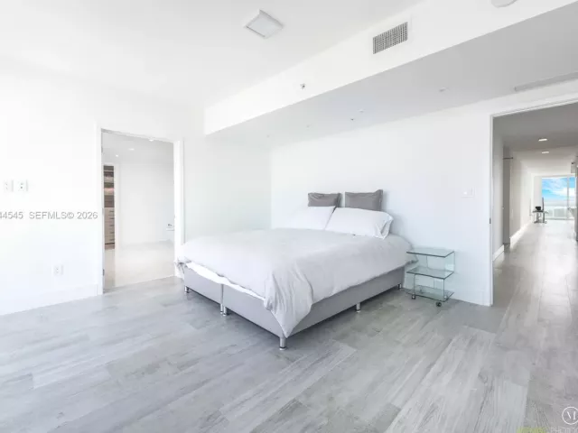 3-bedroom condo for rent in Sunny Isles Beach - 400 Sunny Isles Blvd 1801 - MondialRealty