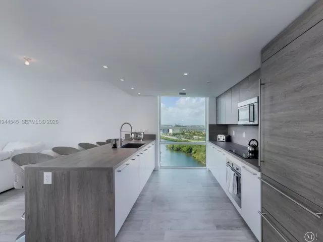 3-bedroom condo for rent in Sunny Isles Beach - 400 Sunny Isles Blvd 1801 - MondialRealty