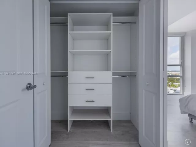 3-bedroom condo for rent in Sunny Isles Beach - 400 Sunny Isles Blvd 1801 - MondialRealty