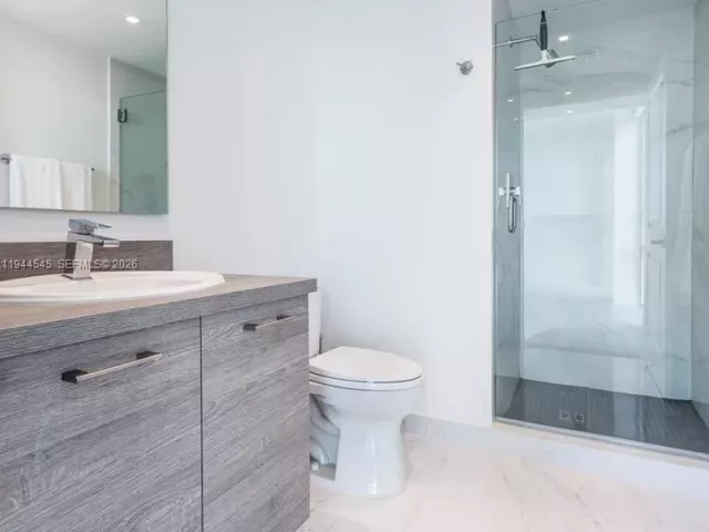 3-bedroom condo for rent in Sunny Isles Beach - 400 Sunny Isles Blvd 1801 - MondialRealty