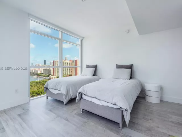 3-bedroom condo for rent in Sunny Isles Beach - 400 Sunny Isles Blvd 1801 - MondialRealty