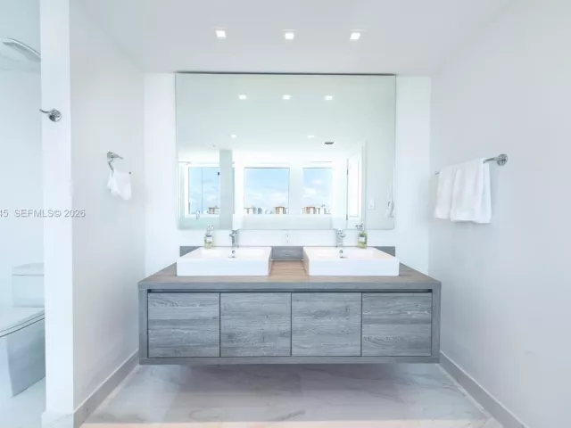 3-bedroom condo for rent in Sunny Isles Beach - 400 Sunny Isles Blvd 1801 - MondialRealty