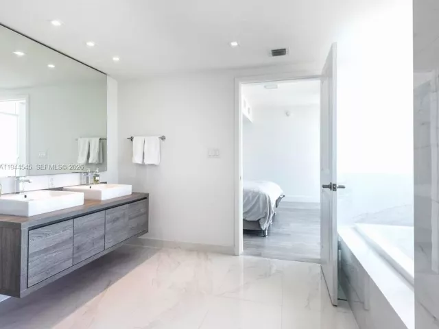 3-bedroom condo for rent in Sunny Isles Beach - 400 Sunny Isles Blvd 1801 - MondialRealty