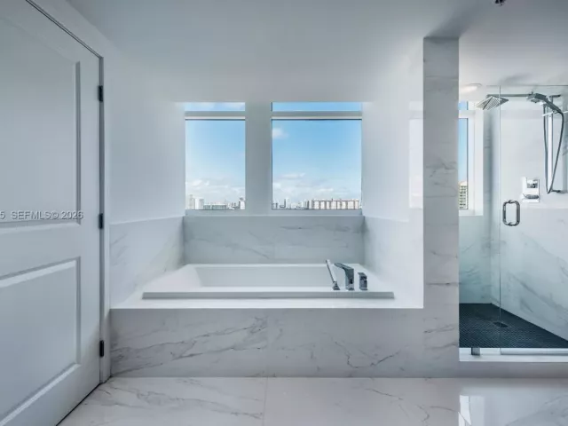 3-bedroom condo for rent in Sunny Isles Beach - 400 Sunny Isles Blvd 1801 - MondialRealty