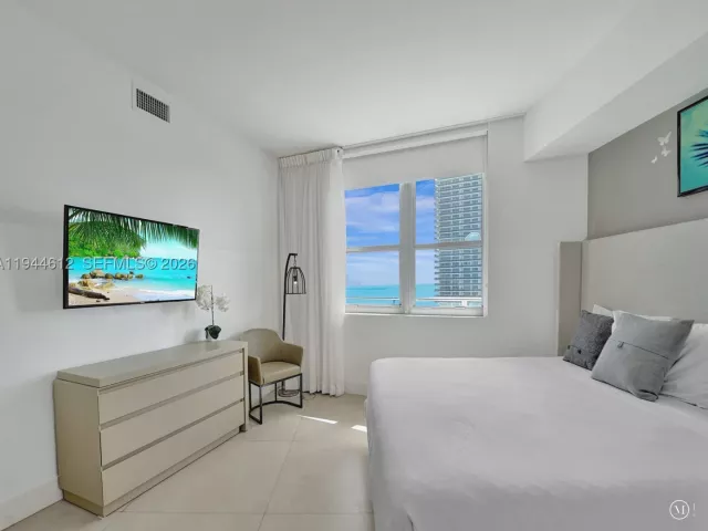 3-bedroom condo for rent in Hollywood - 4111 S Ocean Dr 1201 - MondialRealty
