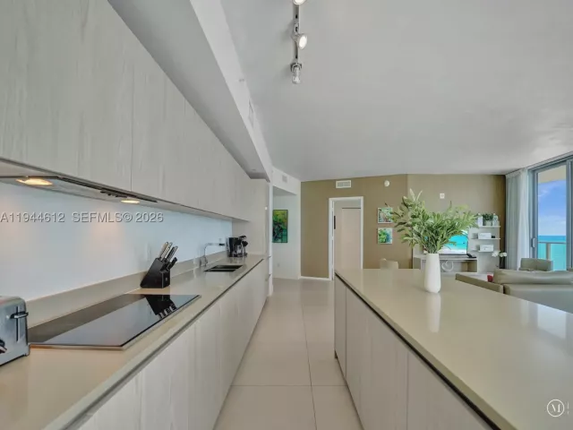 3-bedroom condo for rent in Hollywood - 4111 S Ocean Dr 1201 - MondialRealty