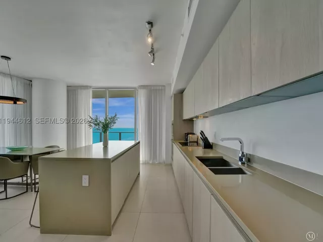 3-bedroom condo for rent in Hollywood - 4111 S Ocean Dr 1201 - MondialRealty