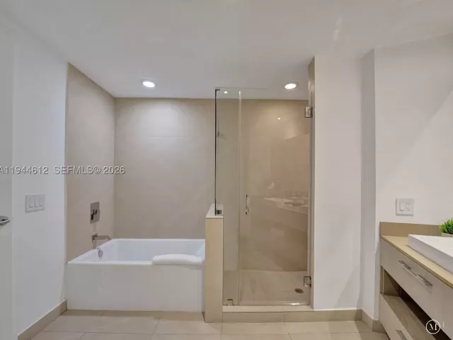 3-bedroom condo for rent in Hollywood - 4111 S Ocean Dr 1201 - MondialRealty
