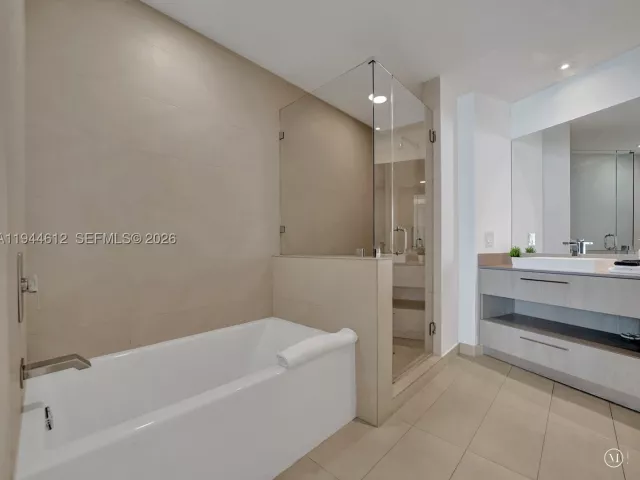 3-bedroom condo for rent in Hollywood - 4111 S Ocean Dr 1201 - MondialRealty