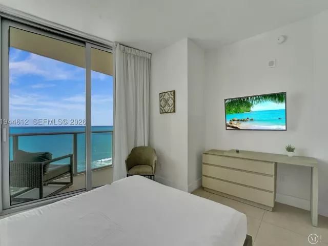 3-bedroom condo for rent in Hollywood - 4111 S Ocean Dr 1201 - MondialRealty