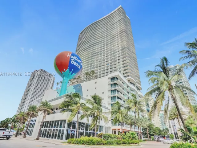 3-bedroom condo for rent in Hollywood - 4111 S Ocean Dr 1201 - MondialRealty