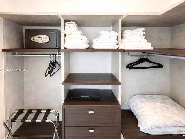 2-bedroom condo for rent in Miami - 45 SW 9th St 3008 - MondialRealty