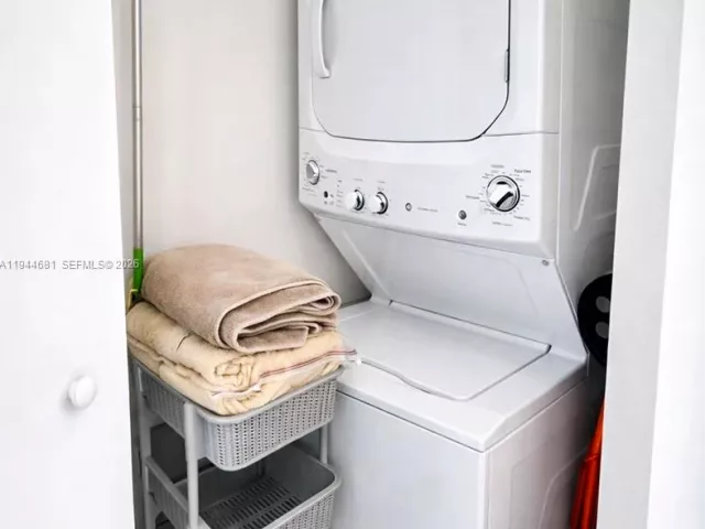 2-bedroom condo for rent in Miami - 45 SW 9th St 3008 - MondialRealty