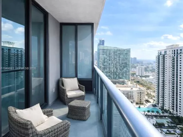 2-bedroom condo for rent in Miami - 45 SW 9th St 3008 - MondialRealty