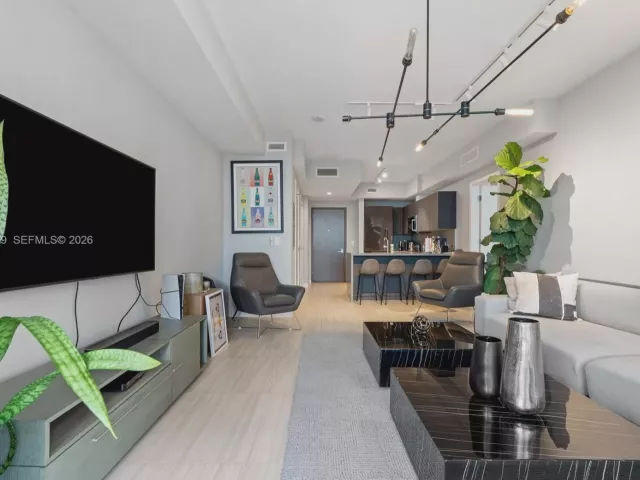 1-bedroom condo for sale in Miami - 1080 Brickell Ave 3702 - MondialRealty