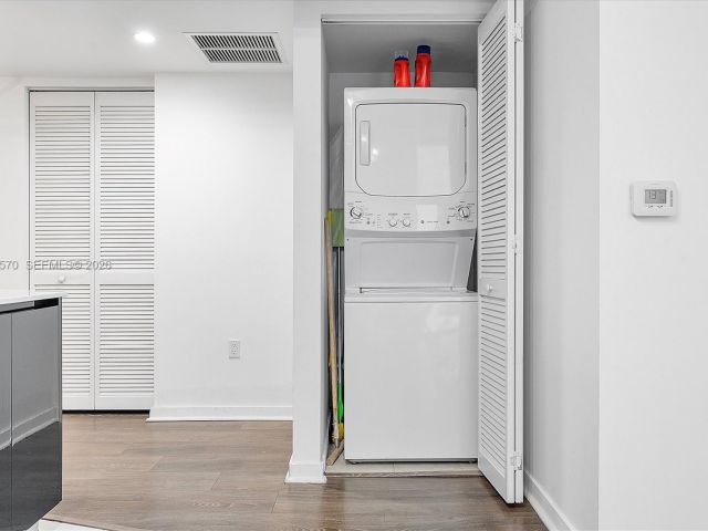 2-bedroom condo for sale in Miami - 31 SE 6th St 2008 - MondialRealty