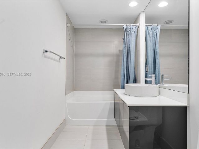 2-bedroom condo for sale in Miami - 31 SE 6th St 2008 - MondialRealty