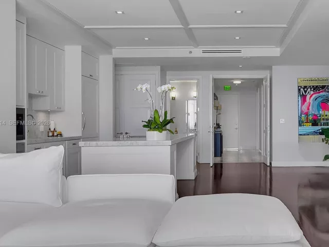 2-bedroom condo for rent in Miami Beach - 100 S Pointe Dr 2407 - MondialRealty