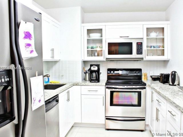2-bedroom condo for rent in Sunny Isles Beach - 100 Bayview 514 - MondialRealty
