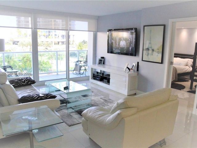 2-bedroom condo for rent in Sunny Isles Beach - 100 Bayview 514 - MondialRealty