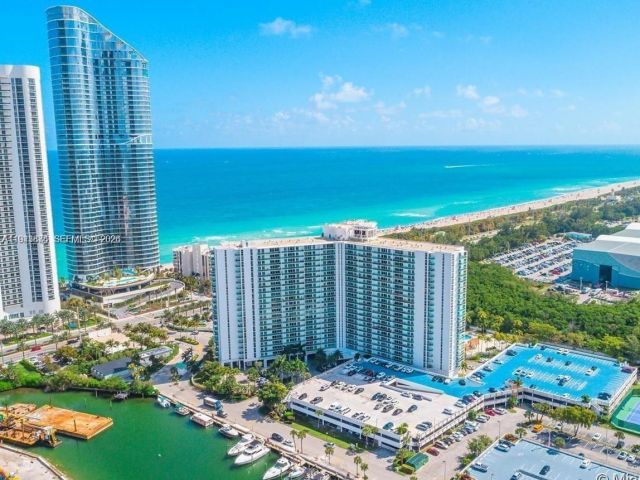 2-bedroom condo for rent in Sunny Isles Beach - 100 Bayview 514 - MondialRealty