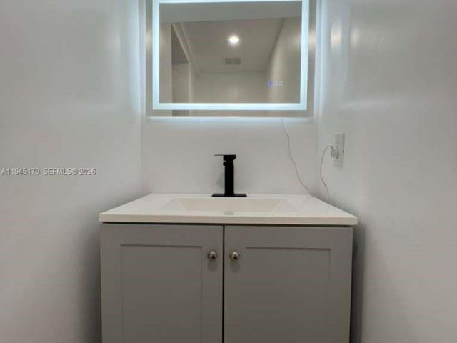 3-bedroom home for rent in Fort Lauderdale - 2850 NW 7th St - MondialRealty