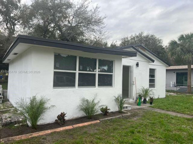 3-bedroom home for rent in Fort Lauderdale - 2850 NW 7th St - MondialRealty