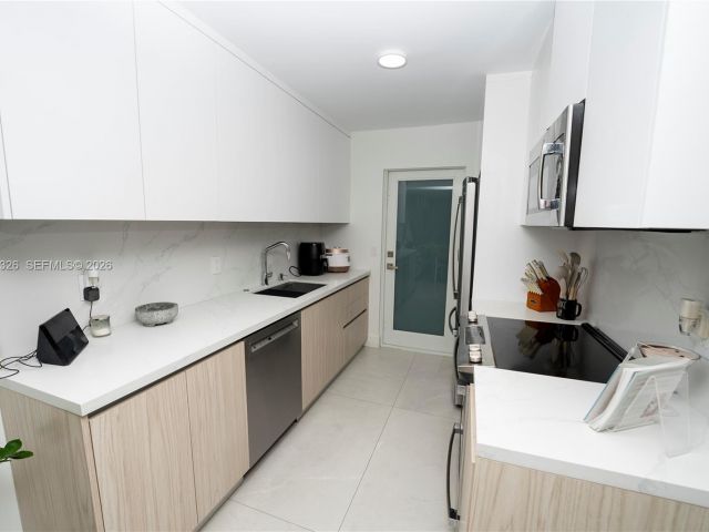 Home for rent at 881 Ocean Dr TH15 - photo 7119488