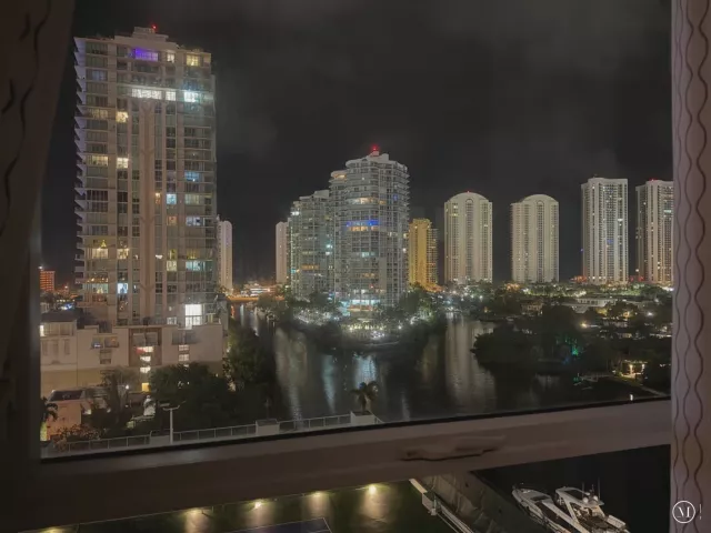 3-bedroom condo for sale in Sunny Isles Beach - 400 Sunny Isles Boulevard 1022 - MondialRealty