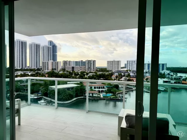 3-bedroom condo for sale in Sunny Isles Beach - 400 Sunny Isles Boulevard 1022 - MondialRealty