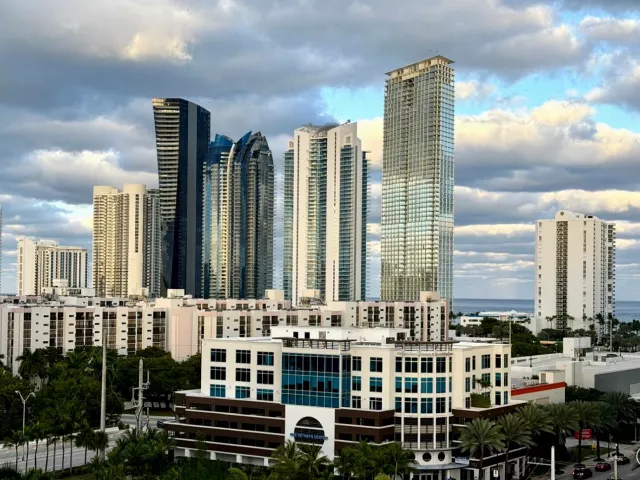 3-bedroom condo for sale in Sunny Isles Beach - 400 Sunny Isles Boulevard 1022 - MondialRealty