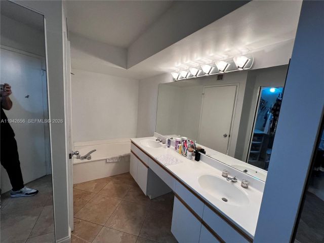 2-bedroom condo for rent in Aventura - 3400 NE 192nd St 2102 - MondialRealty