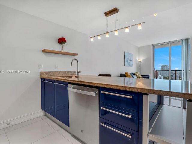1-bedroom condo for sale in Miami - 185 SW 7th St 3508 - MondialRealty