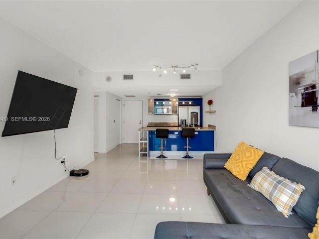 1-bedroom condo for sale in Miami - 185 SW 7th St 3508 - MondialRealty