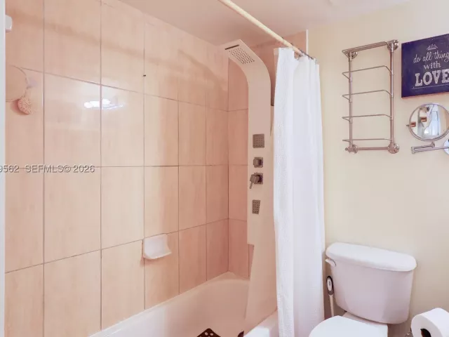1-bedroom condo for rent in Miami - 1750 N Bayshore Dr 1711 - MondialRealty