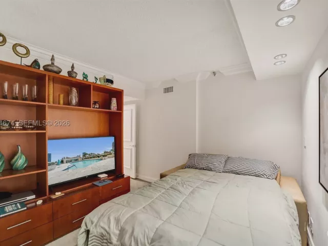3-bedroom condo for sale in Aventura - 19667 Turnberry Way 12F - MondialRealty