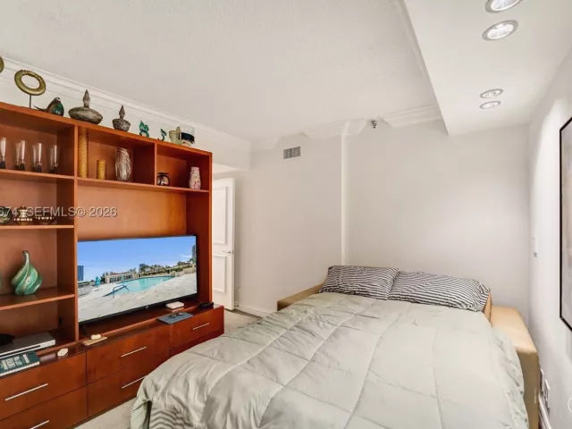 3-bedroom condo for sale in Aventura - 19667 Turnberry Way 12F - MondialRealty