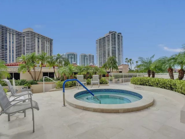 3-bedroom condo for sale in Aventura - 19667 Turnberry Way 12F - MondialRealty