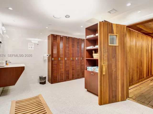 3-bedroom condo for sale in Aventura - 19667 Turnberry Way 12F - MondialRealty