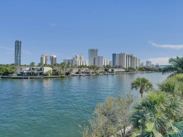 3-bedroom condo for sale in Aventura - 19667 Turnberry Way 12F - MondialRealty