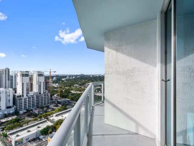 2-bedroom condo for sale in Miami - 185 SW 7th St 2702 - MondialRealty