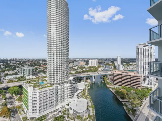 2-bedroom condo for sale in Miami - 185 SW 7th St 2702 - MondialRealty