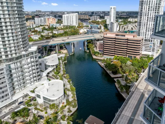 2-bedroom condo for sale in Miami - 185 SW 7th St 2702 - MondialRealty